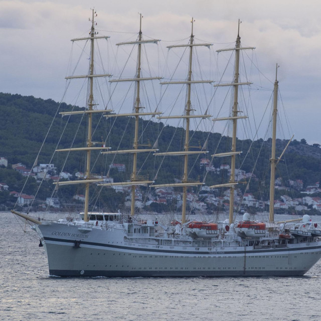 Jedrenjak Golden Horizon sinoć je isplovio nakon dugo vremena iz splitskog brodogradilišta