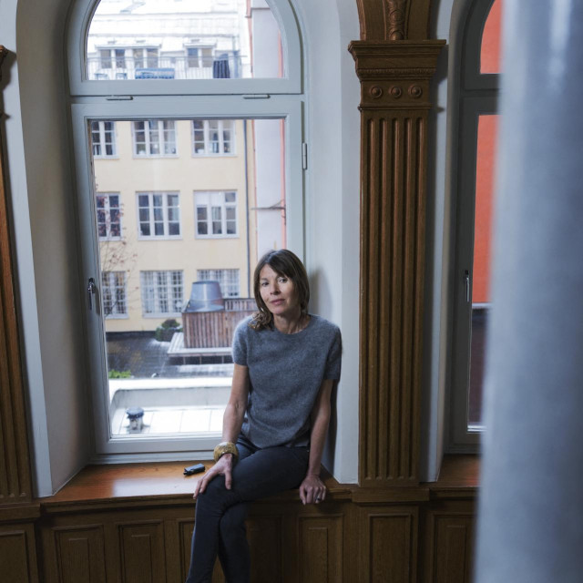 Mediji tretiraju njezinu književnost tabloidno, čak i ozbiljni listovi, sve otkako je 2012. objavila knjigu o razvodu od engleskog fotografa Adriana Clarkea