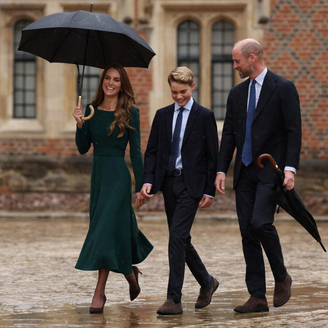 TOPSHOT - Britain‘s Catherine, Princess of Wales (L) and Britain‘s Prince William, Prince of Wales (R) walk with their 13-year-old son, Britain‘s Prince George of Wales (C), as he arrives for his first day at Eton College, in Eton, west of London, on September 8, 2026. (Photo by Adrian DENNIS/POOL/AFP)