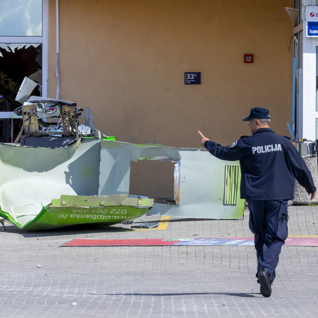 Policijski očevid u Dugoselskoj gdje je raznesen bankomat
