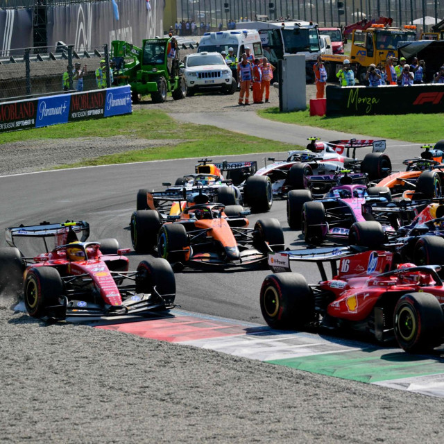 Lewis Hamilton izguran je u šljunak na početku utrke od strane momčadskog kolege Charlesa Leclerca