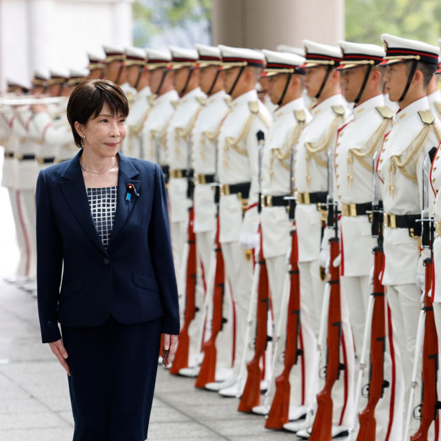 Sanae Takaichi i počasna japanska garda 