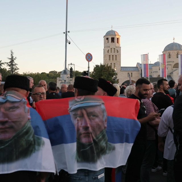 Mladić je Srbima sve - prizor ispred crkve Svetog Luke na Vidikovcu gdje je bilo izloženo tijelo Ratka Mladića
 