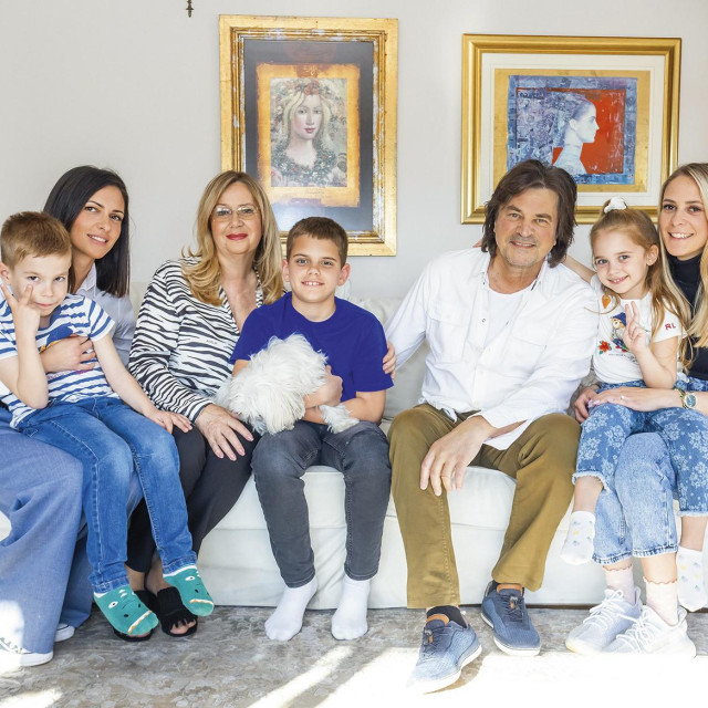 GLORIA Zagreb, 110425. Alen Islamovic sa suprugom Marjanom, kcerima Unom i Larom i unucima. Na fotografiji: Una, Marjana, David, Din, Alen, Lara.