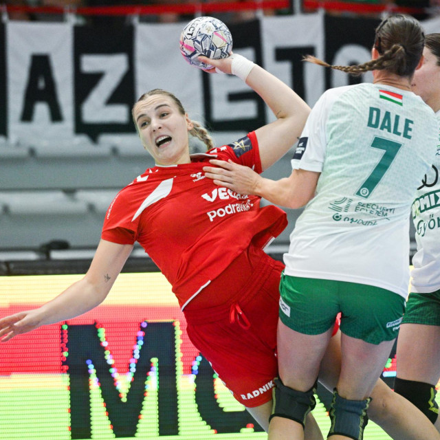 Klara Birtić (Podravka) i Kari Brattset Dale (Györ)