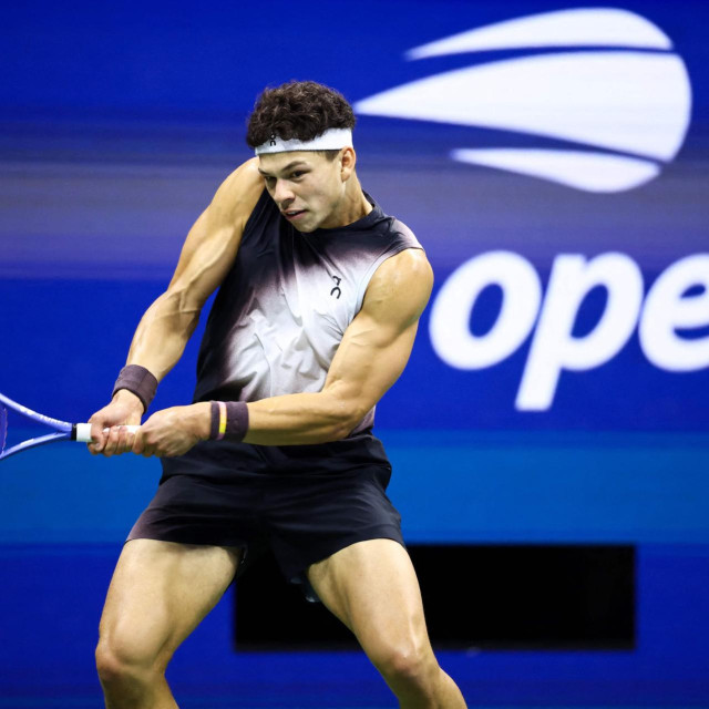 TOPSHOT - USA‘s Ben Shelton returns the ball to USA‘s Frances Tiafoe during the men‘s singles semi-final tennis match on day thirteen of the US Open tennis tournament at the USTA Billie Jean King National Tennis Center in New York City on September 11, 2026. (Photo by CHARLY TRIBALLEAU/AFP)