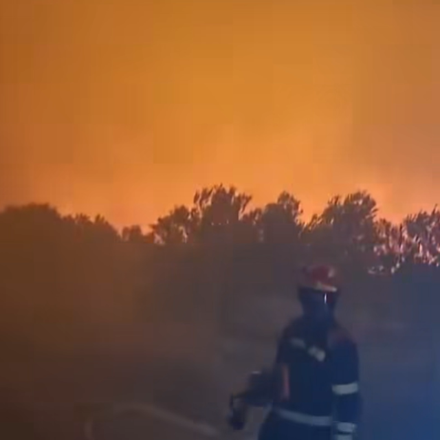 Vatrogasac okružen vatrom na Braču