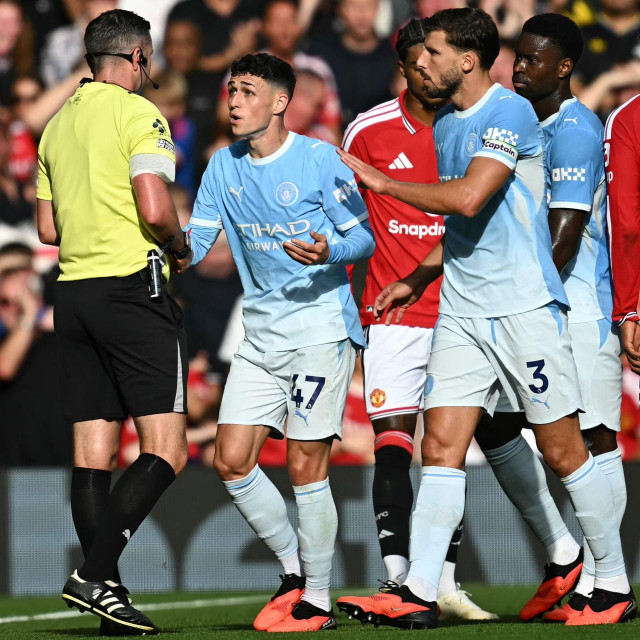 Sudac Michael Oliver i Phil Foden