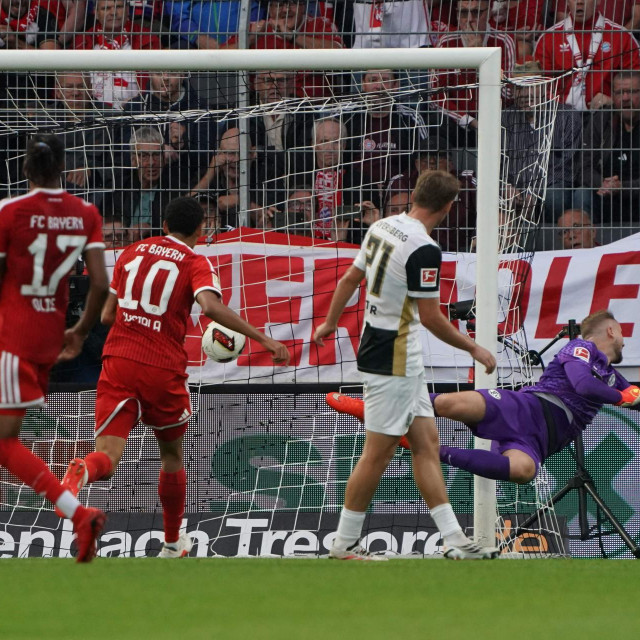 Engleski napadač Bayern Münchena Harry Kane zabija za 1:2 svladavajući austrijskog vratara SV Elversberga Nicolasa Kristofa, tijekom utakmice njemačke prve Bundeslige između SV Elversberga i FC Bayern Münchena