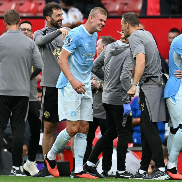 Norveški napadač Manchester Cityja Erling Haaland slavi sa stožerom momčadi nakon utakmice engleske Premier lige