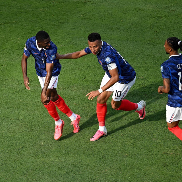 Ousmane Dembele, Kylian Mbappe i Michael Olise slave pogodak