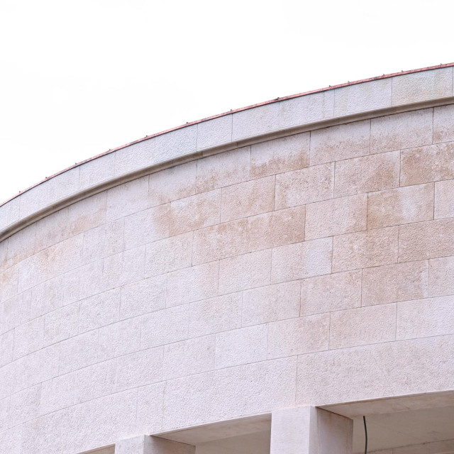 Mrlje na pročelju Meštrovićevog paviljona
 