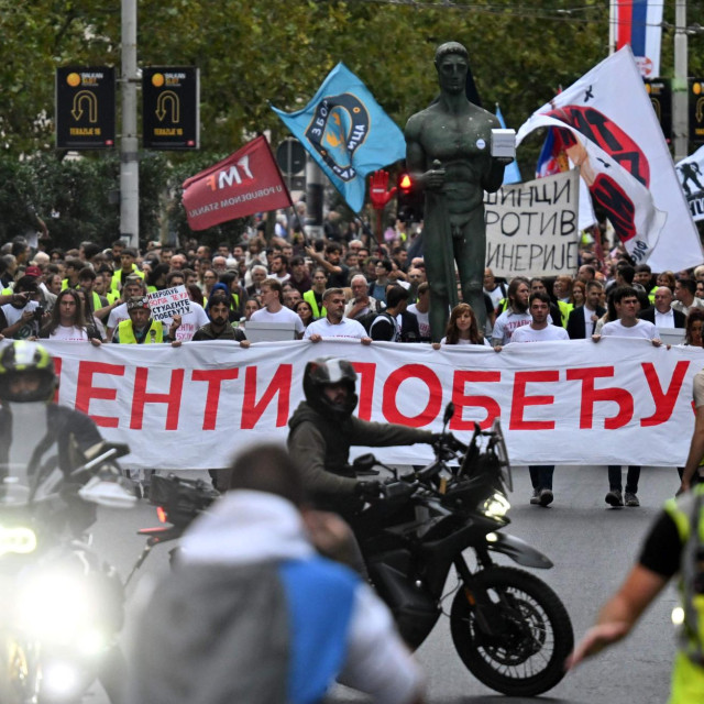Tijekom prosvjednog marša održanog 14. rujna 2026. godine u Beogradu studenti su nosili transparent s porukom ”Studenti pobeđuju”