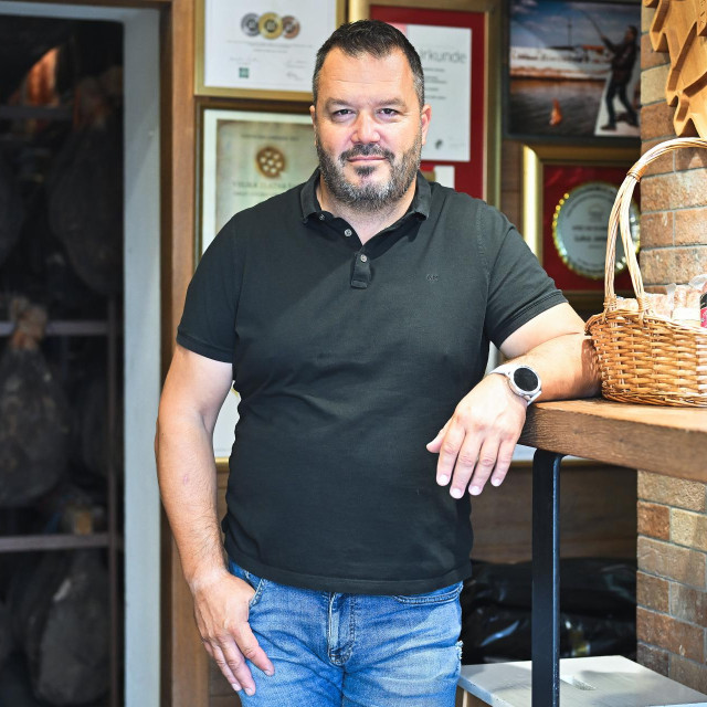 Suvlasnik i direktor Pršutane Jelenić, predsjednik je Udruge proizvođača istarskog pršuta Paolo Jelenić