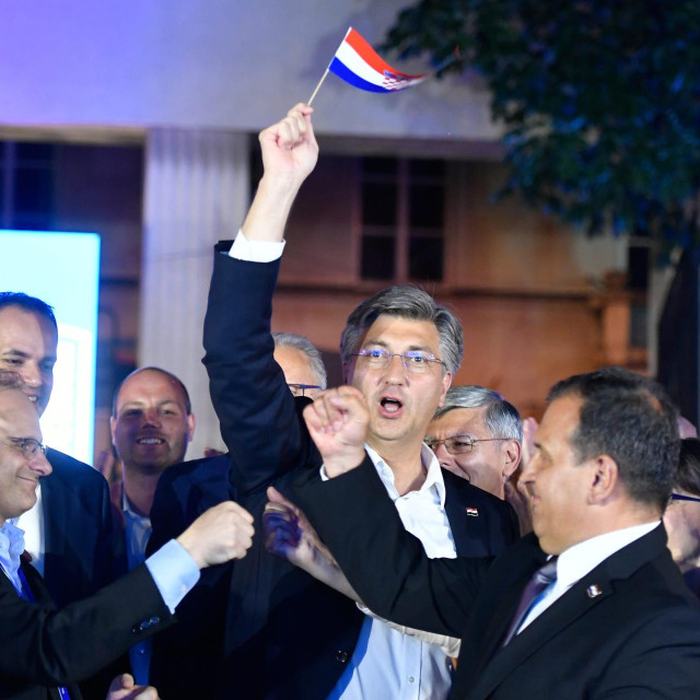 HDZ koji se ruga oporbi i govori da je nesposobna danas nema nijednog dužnosnika, nijednog ministra koji bi mogao izaći pred građane i uvjeriti ih da će Vlada očistiti zatrovanu vodu i tlo