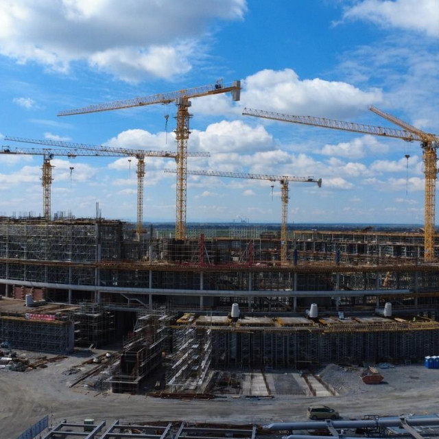 Nacionalni stadion u Surčinu pokraj Beograda (u izgradnji, travanj 2026.) koji će ugostiti finale Europske lige 2029. godine