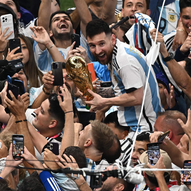 Lionel Messi s peharom svjetskih prvaka u Kataru 2022. godine