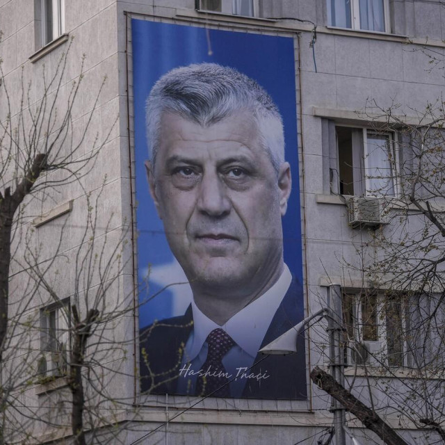 Veliki plakat s likom Hashima Thacija u Prištini

 