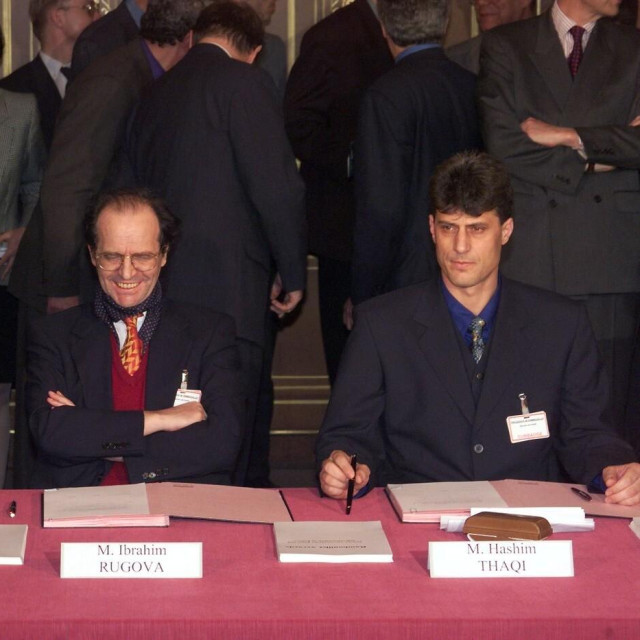Veton Surroi, Ibrahim Rugova, Hashim Thaçi na mirovnim pregovorima u francuskom dvorcu Rambouillet u ožujku 1999.