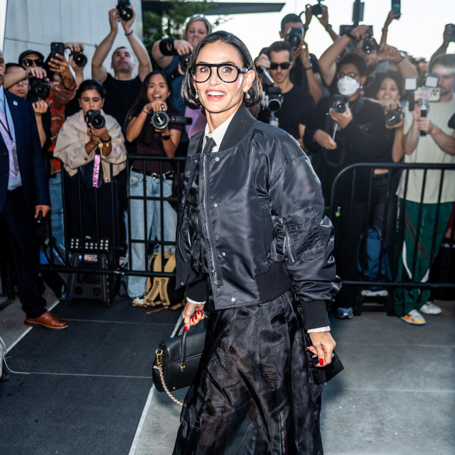 Demi Moore je u New Yorku pokazala novu frizuru i zanimljivu kombinaciju s bomber jaknom