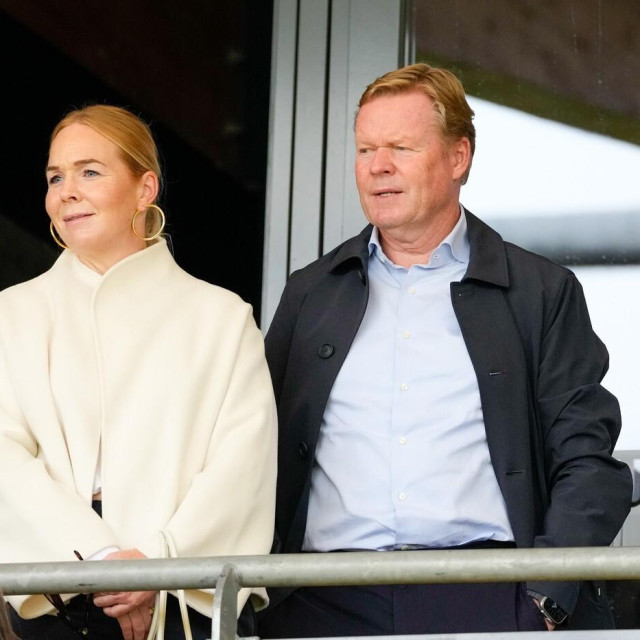 Bartina i Ronald Koeman prate svog sina Ronalda Juniora na utakmici Telstara u kolovozu ove godine