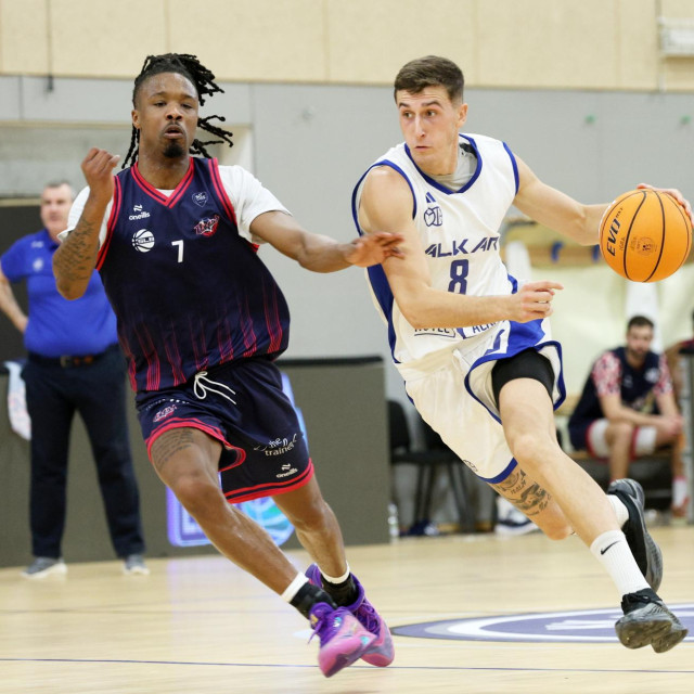 Košarkaš Alkara Fabian Šiško u prošlogodišnjoj utakmici ENBL-a protiv Bristola u Sinju