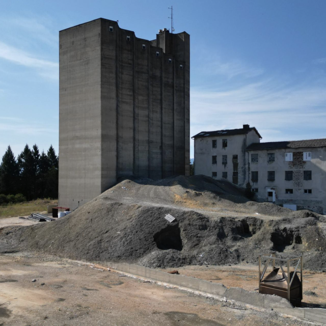 Ilegalno odlagalište opasnog otpada u krugu bivšeg industrijskog kompleksa PPK Velebit u Gospiću