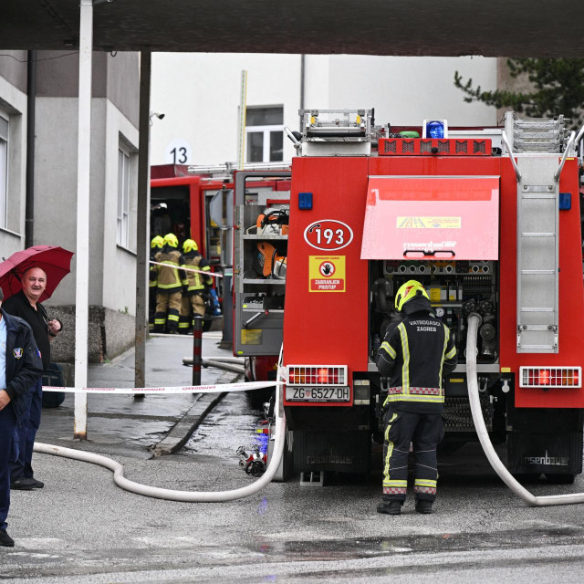 Vatrogasci ispred bolnice u Vinogradskoj