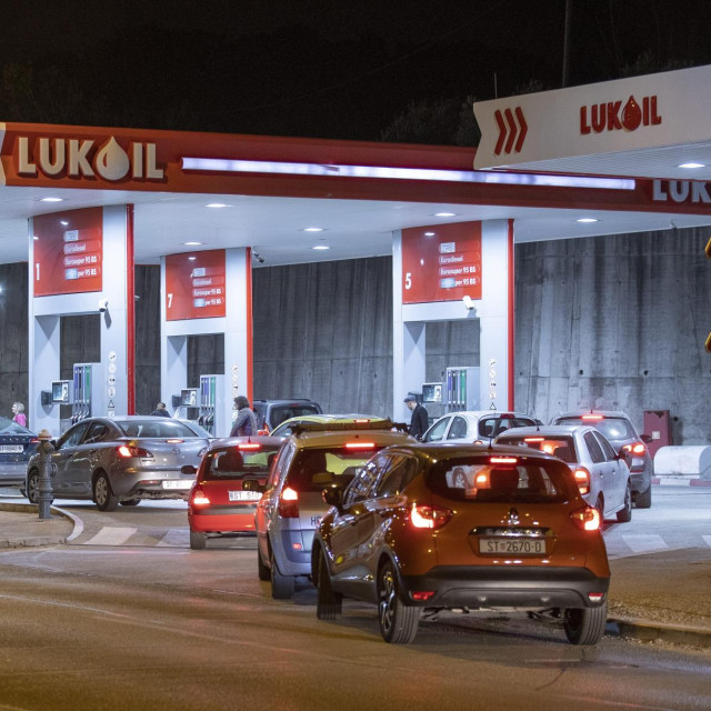 Redovi na benzinskim postajama (arhivska snimka)