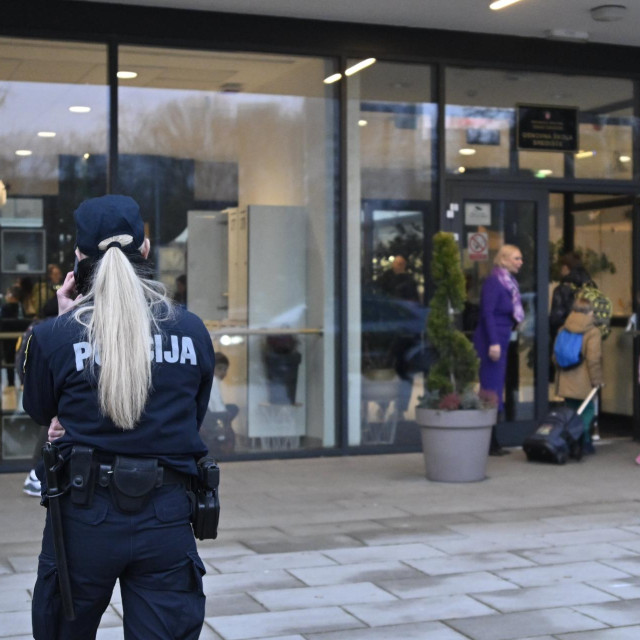 Policija ispred škole, ilustrativna fotografija