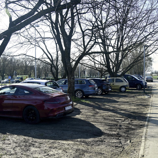 Ilegalno pakriranje ispred KB Dubrava