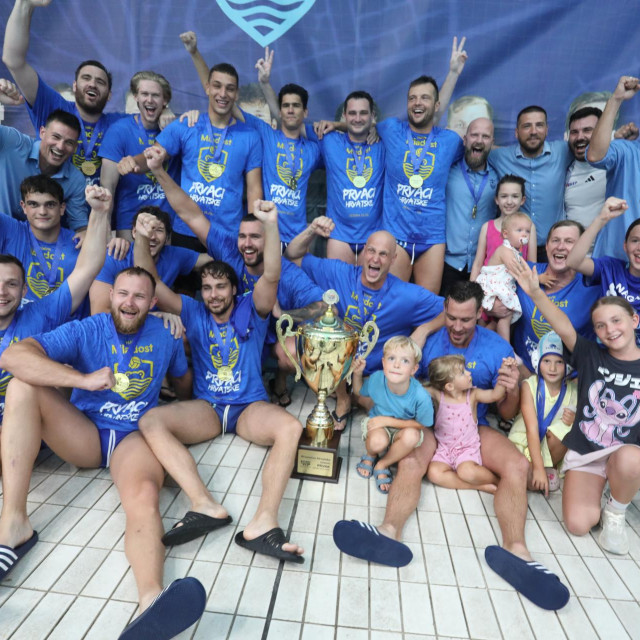 Ovako je izgledao konac prošle sezone - slavlje Mladosti na koju sada jurišaju Jug Ariatic osiguranje i Jadran