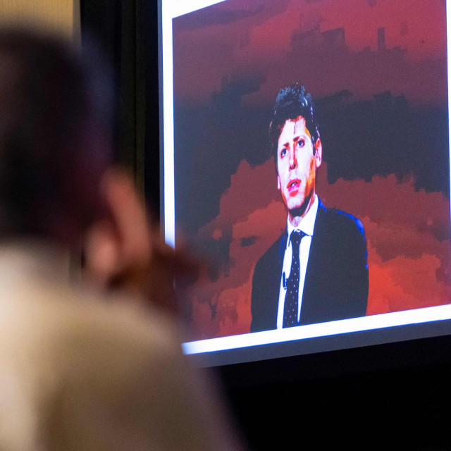 Sam Altman (na zaslonu)