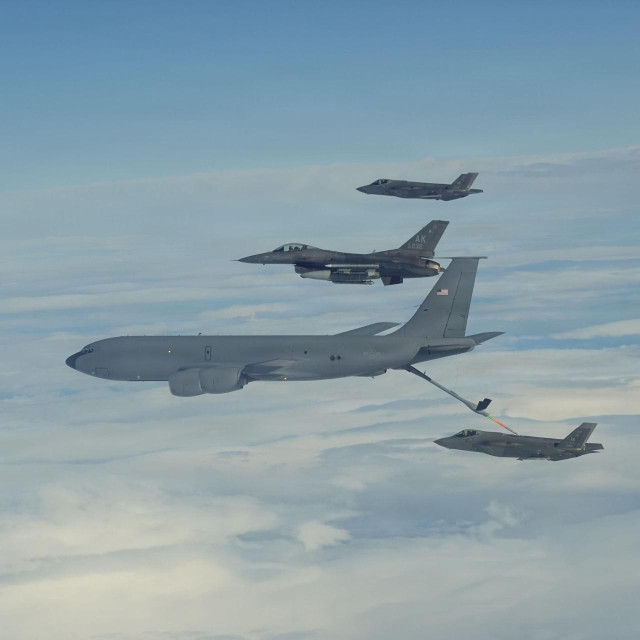 U.S. Air Force KC-135 Stratotanker vrši nadopunu goriva u zraku borbenom zrakoplovu F-35A