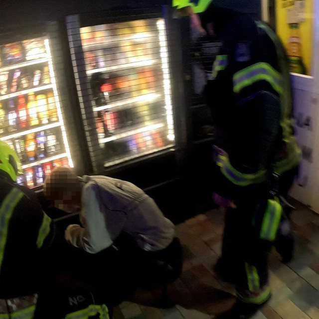 Vatrogasci izvlače dječaka