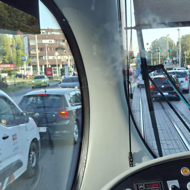 Automobili na križanju Savske i Vukovarske