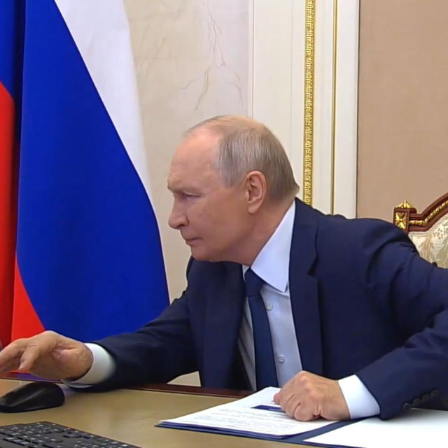 Vladimir Putin glasa na izborima