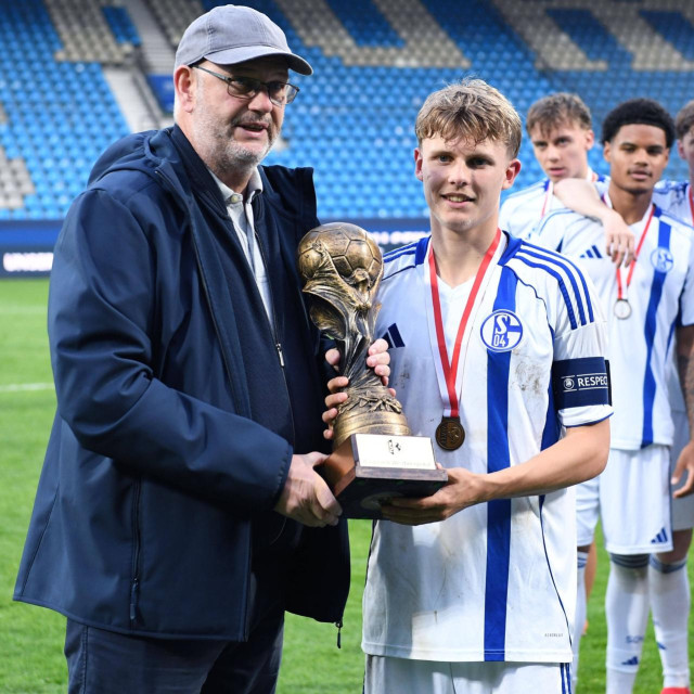 Luca Franjo Vozar s trofejem pobjednika Westfalenpokala za U-19 momčadi Schalkea