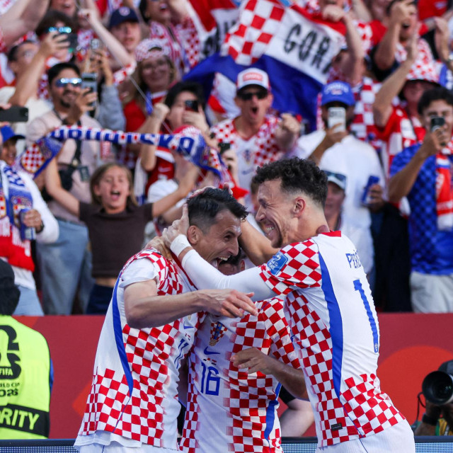 Ante Budimir slavi pogodak s Ivanom Perišićem i Martinom Baturinom na utakmici SP-a 2026. između Paname i Hrvatske