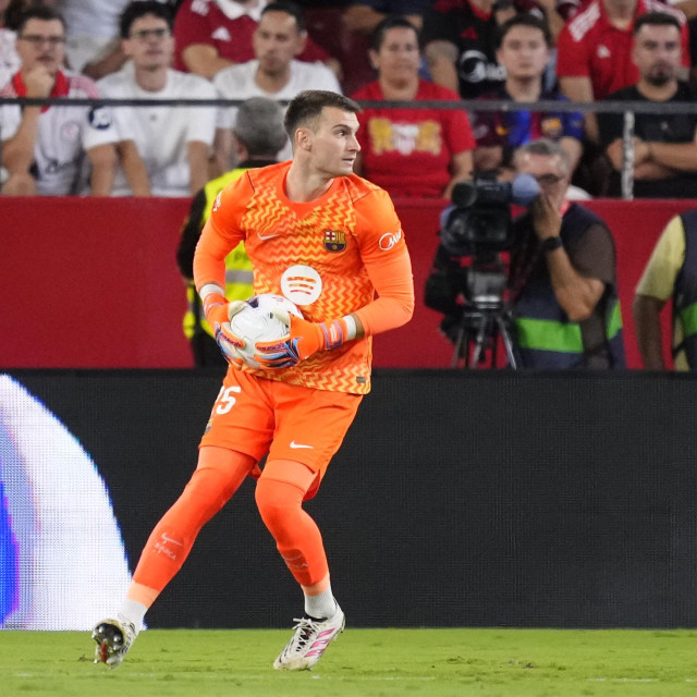 Dominik Livaković u debiju za Barcelonu protiv Seville