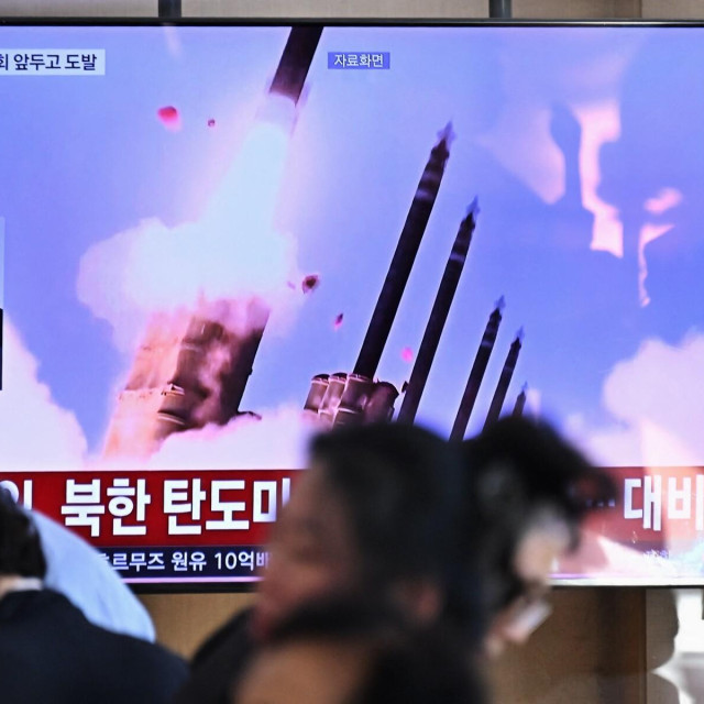 Prikazivanje sjevernokorejskog testiranja projektila na televiziji, ilustracija