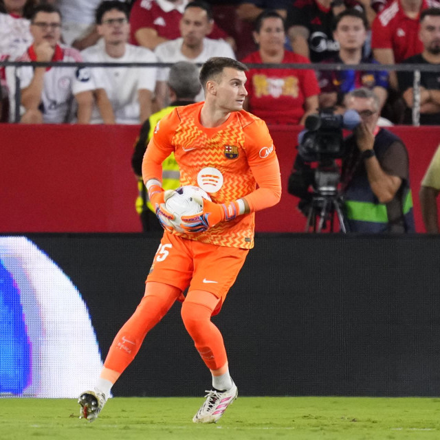 Dominik Livaković u dresu Barcelone na gostovanju kod Seville