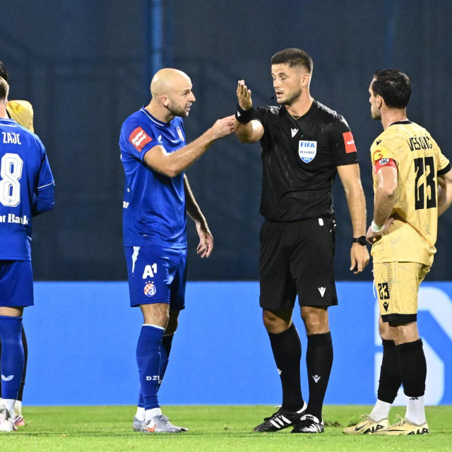Sudac Patrik Kolarić pokazuje crveni karton Josipu Mišiću