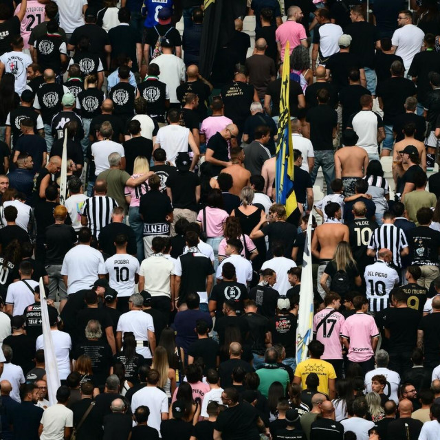 Dio navijača Juventusa okrenuo je leđa tijekom minute šutnje Sandru Mazzoli