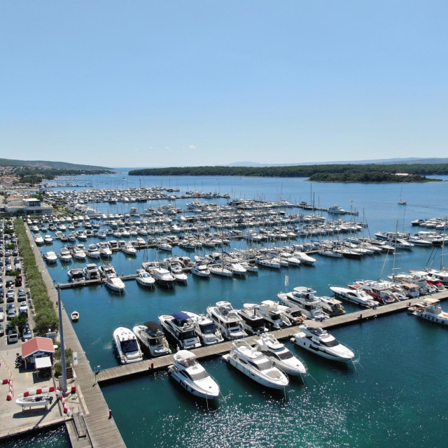 Većini marina ugovori istječu za pet do šest godina, pa se modernizacija odgađa dok mediteranska i svjetska konkurencija ubrzano ulaže. Na slici: Marina Punat