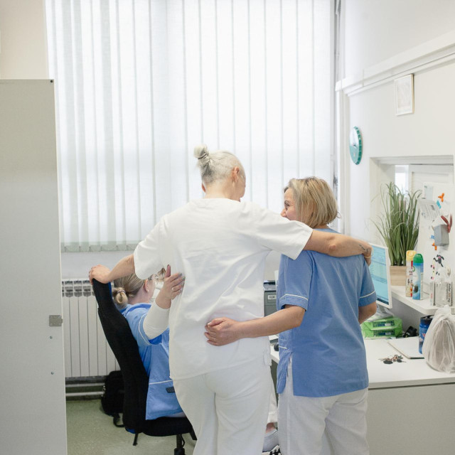Dom zdravlja: Doktorica grli dvije medicinske sestre, vidljiva je njihova povezanost, kroz svakodnevicu koju dijele