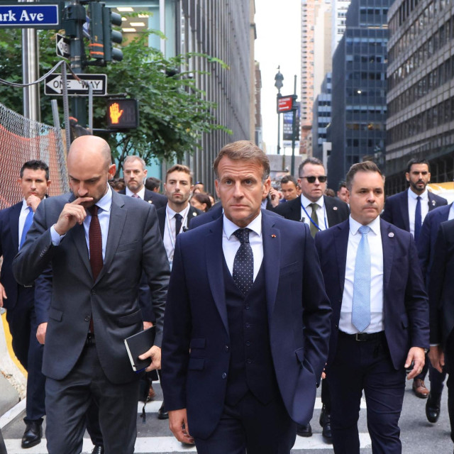 Emmanuel Macron na putu prema Trump Toweru u New Yorku