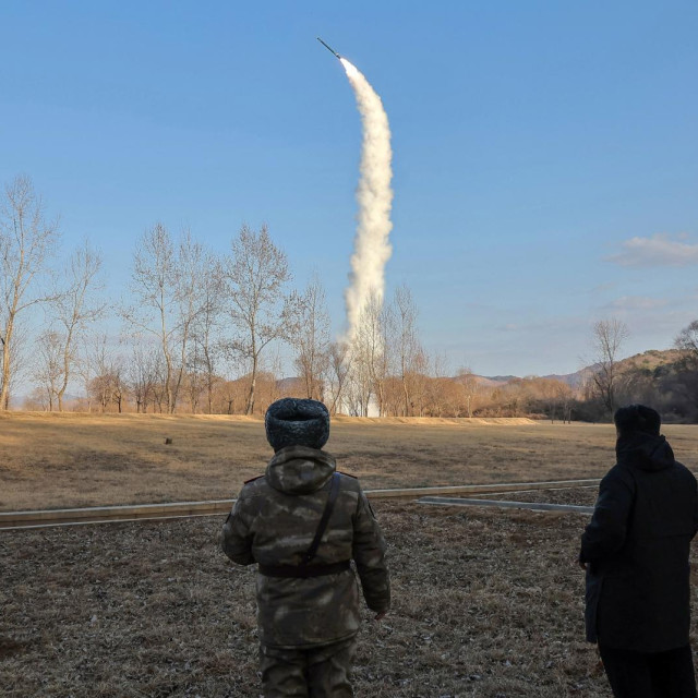 Kim Jong Un nadgleda ispaljivanje nepoznatog projektila, arhivska fotografija