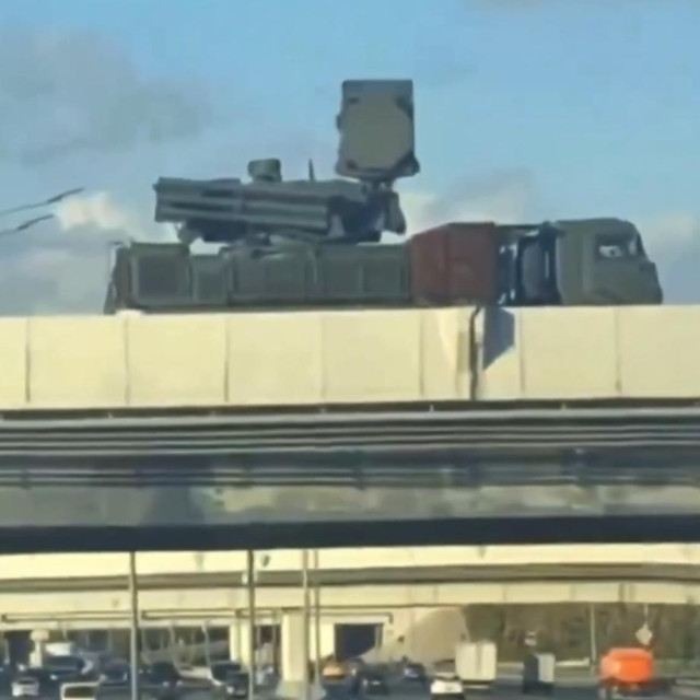 Pantsir postavljen uz prometnu moskovsku autocestu