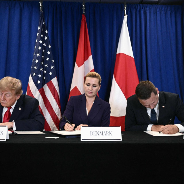 Donald Trump, Mette Frederiksen i Jens-Frederik Nielsen potpisuju sporazum